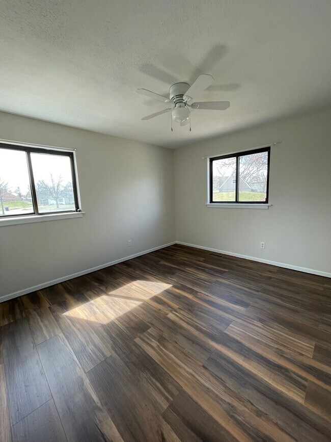 Building Photo - GREAT FAMILY HOME! FULLY FENCED YARD!