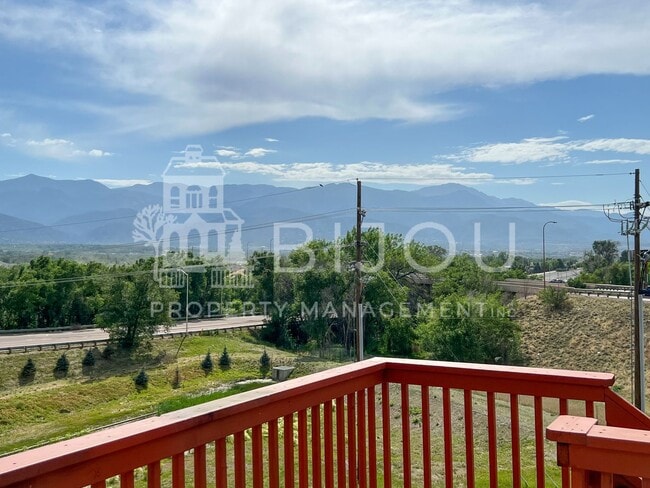 Building Photo - Grand Overlook to the Mountains!