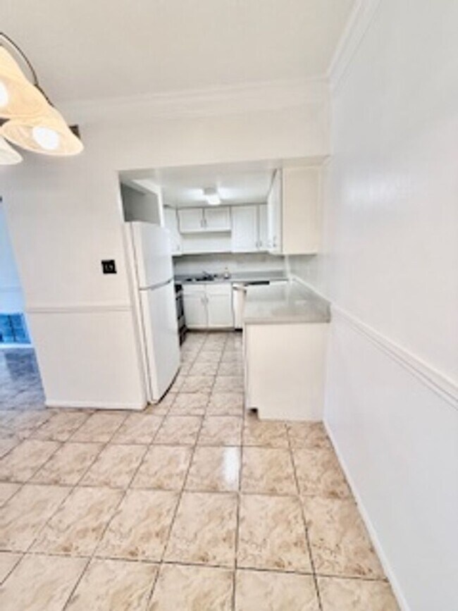 Building Photo - Charming 3-Bedroom, 2-Bathroom Condo in De...