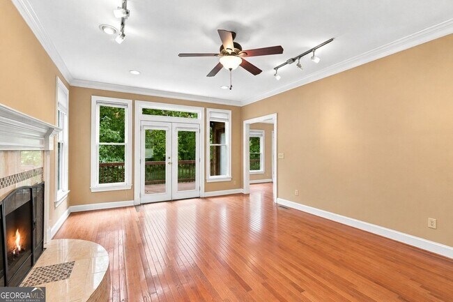 Building Photo - 3535 Claridge Dr NE