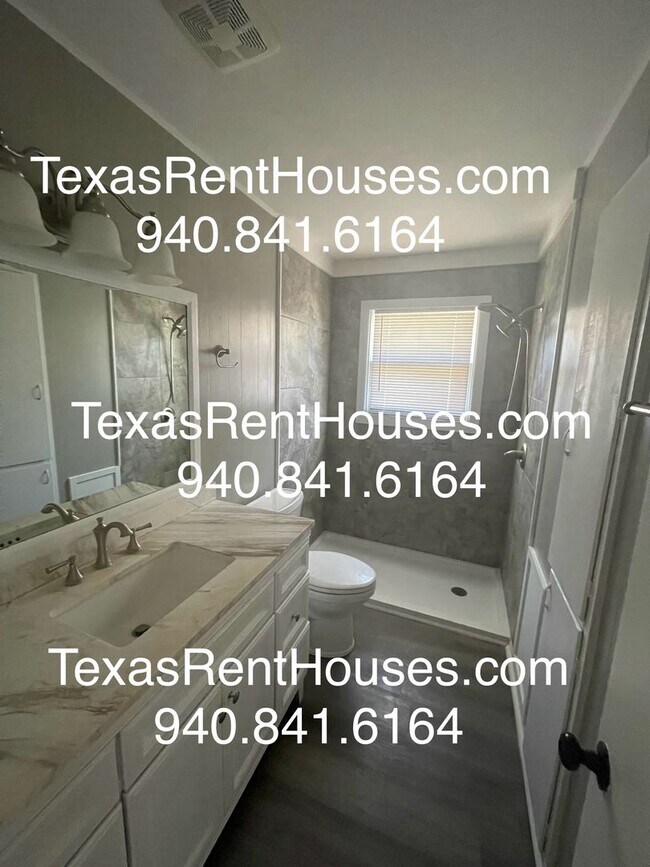 Building Photo - Adorable Home in the heart of Burkburnett!
