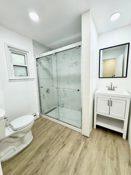 Full bathroom - 76 Greenville Ave