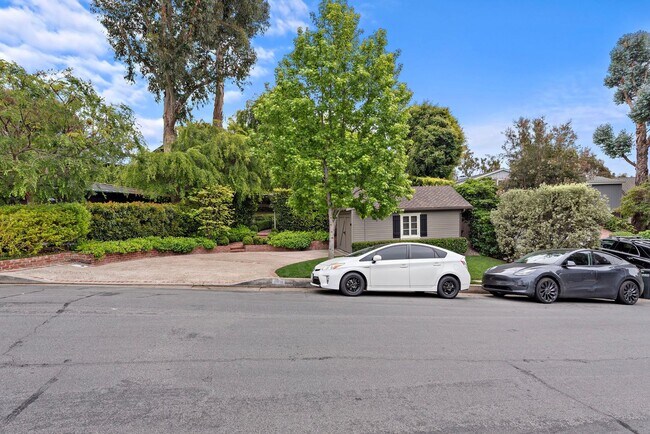 Building Photo - Classic Modern Cottage in Laguna Village