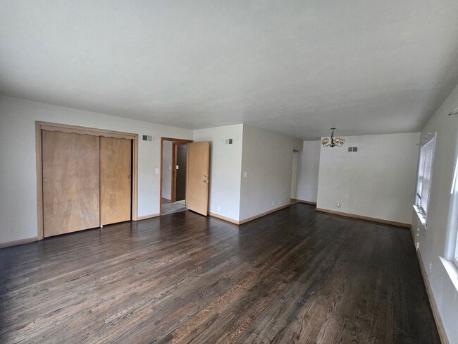 Building Photo - 4338 N Sheffield Ave