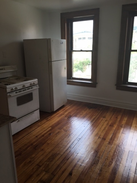 Building Photo - Spacious 2 bedroom apartment on the 2nd floor next to the Rail Trail York City