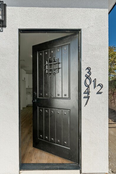 Building Photo - 3043 S Bronson Ave