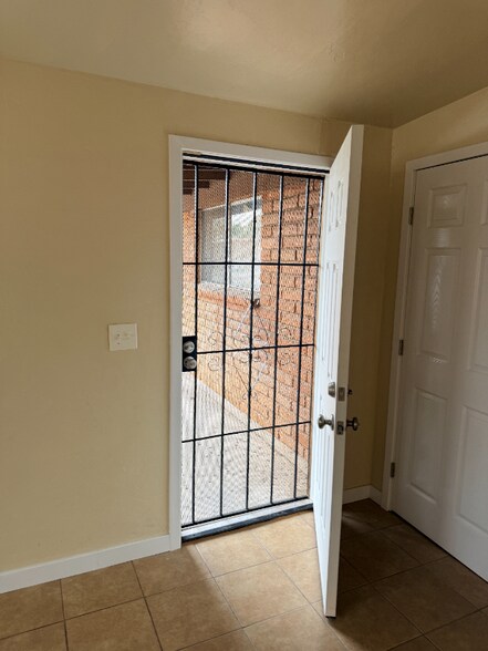 Building Photo - 755 E Holaway Dr