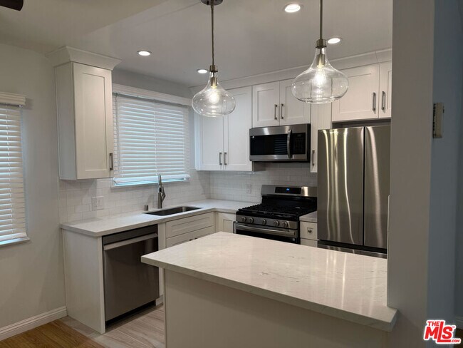 Building Photo - 4123 W Toluca Lake Ave