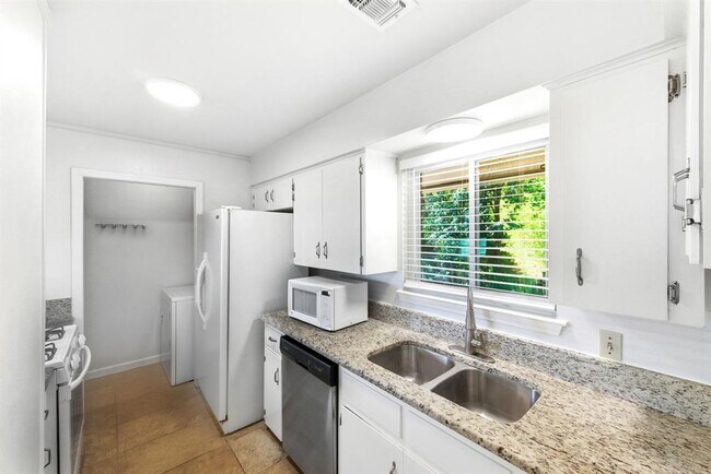 Building Photo - 6210 Shadow Valley Dr