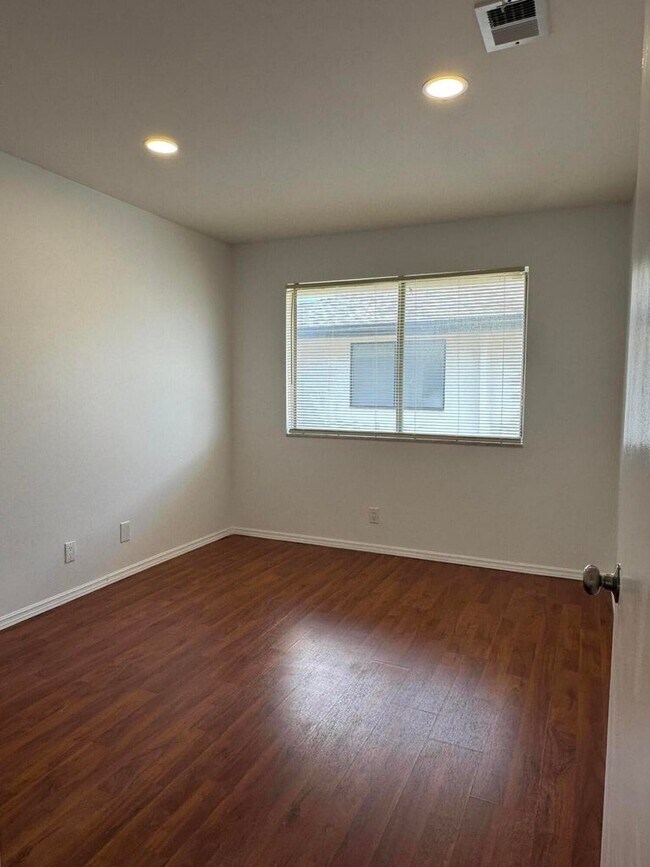 Building Photo - 107 E Tiffany Dr