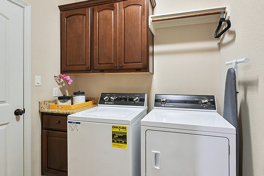 Building Photo - 1416 Cres Ridge Dr