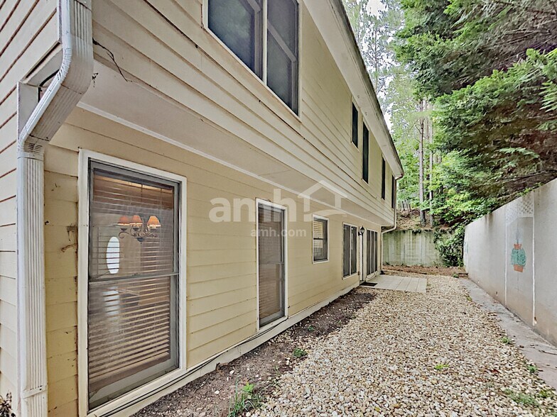 Building Photo - 2011 Aldbury Ln