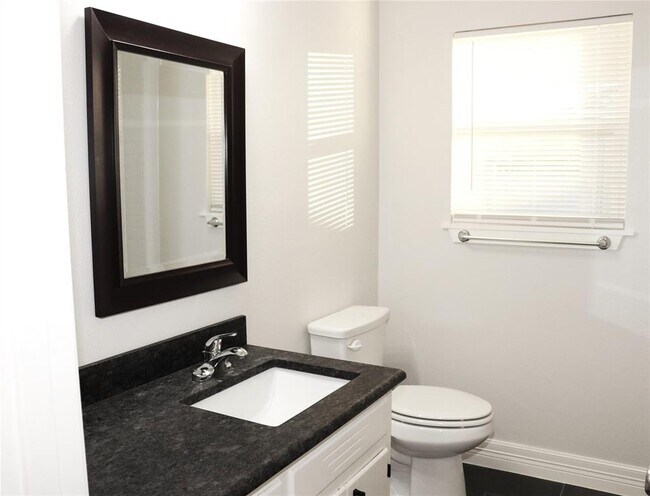 Building Photo - 352 W Vaughan St