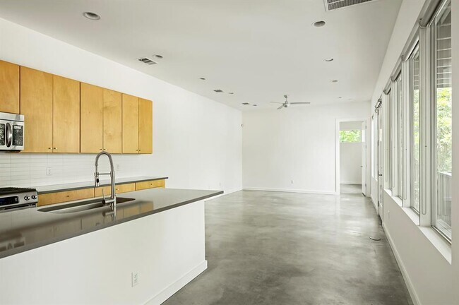 Building Photo - 1302 S 5th St