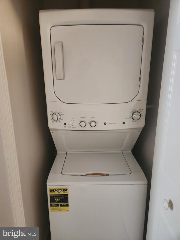 Building Photo - 8941 Town Center Cir