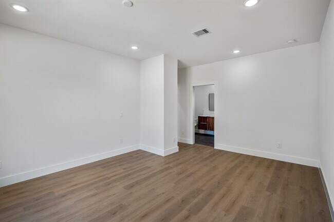 Building Photo - 10728 Twin Oak Dr