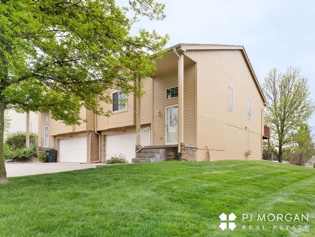 Building Photo - Charming 3 bedroom, 2 bathroom Duplex with 2 Car Garage - COMING SOON