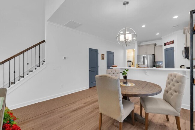 Building Photo - Beautiful Fully Furnished.