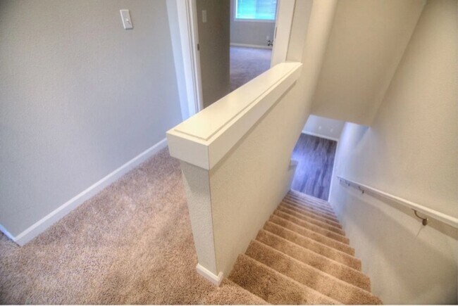 Building Photo - 607 NE 92nd Ave