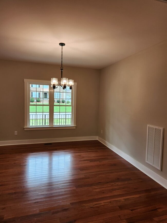 Building Photo - Chesterfield - 5 Bed 3.5 Bath Newer Modern...