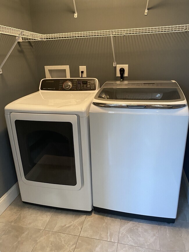 Building Photo - 40 Copper Square Dr