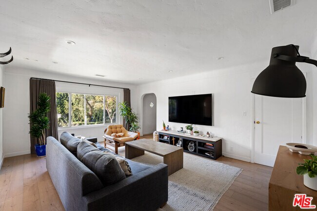 Building Photo - 502 N Sweetzer Ave