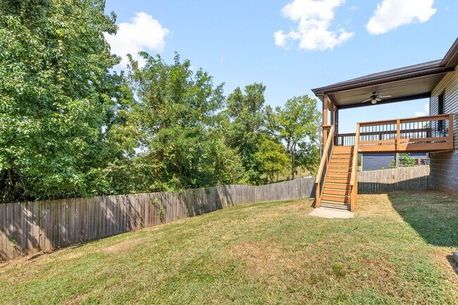 Building Photo - Pet Friendly Three Bedroom!