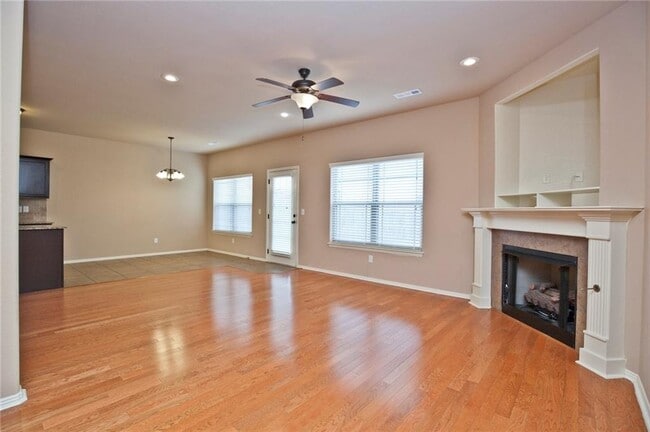 Building Photo - 901 Oakwood Ln