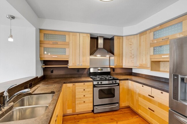 Building Photo - Modern 2 Bed / 2.5 Bath Condo with Office ...