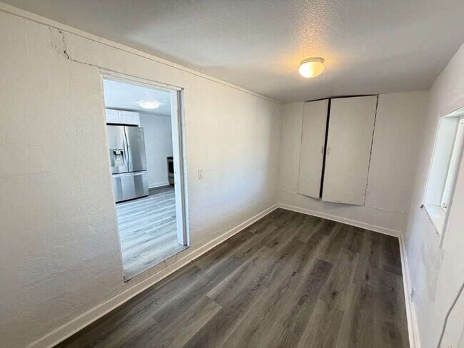 Building Photo - 352 W Roosevelt Ave