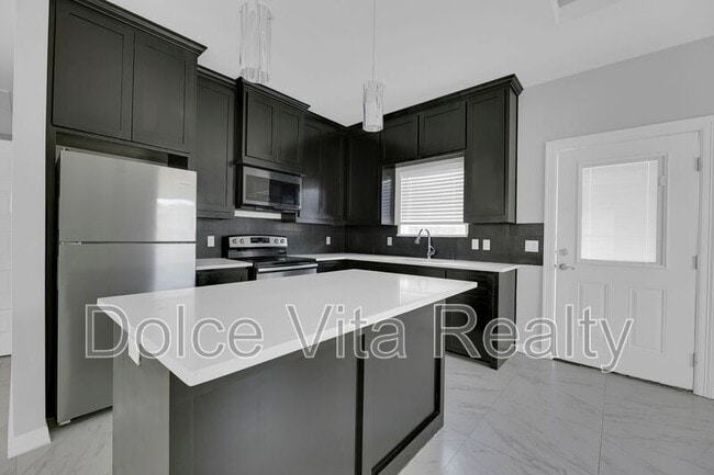 Building Photo - 1012 E la Cantera Ave