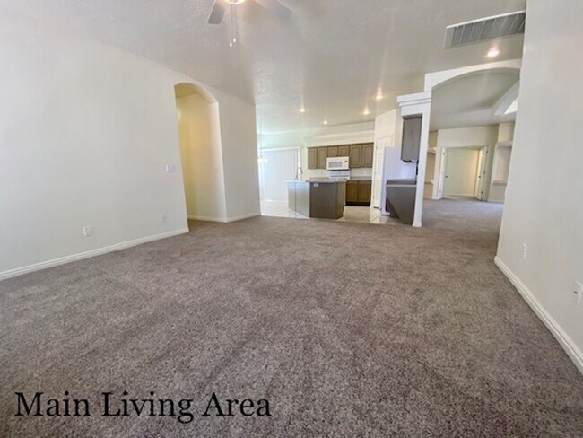 Building Photo - SPACIOUS HOME FOR RENT!