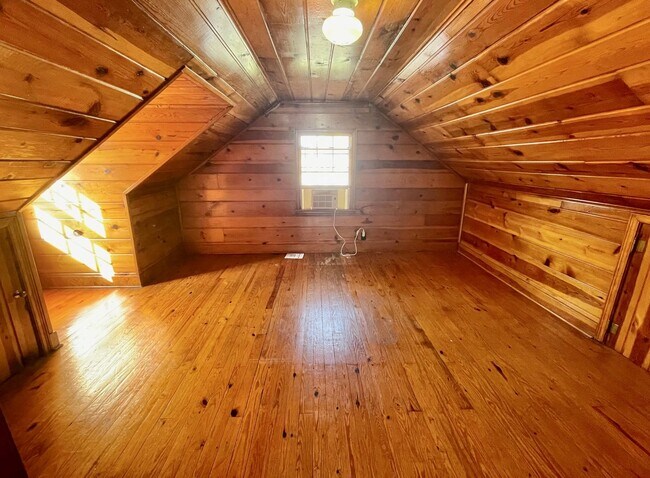 Building Photo - Very Unique 5 Bedroom Home on Large Lot