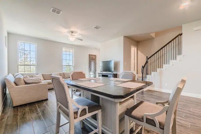 Dining Area - 7501 Sunset Blvd