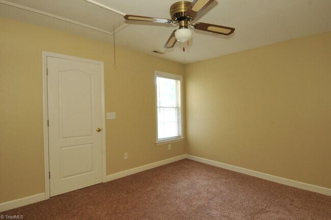 Building Photo - One level living with 1 car garage on golf course