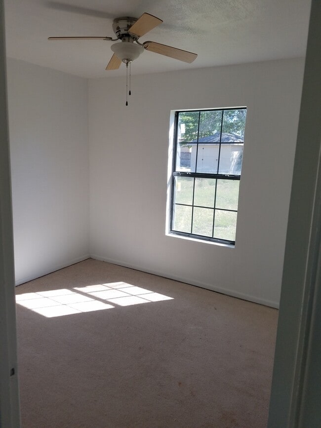 Building Photo - HOME LOCATED NEAR COLLEGE