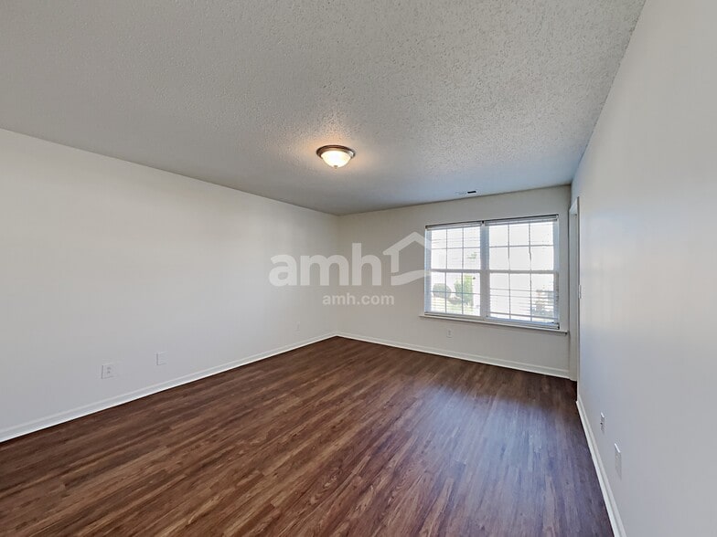 Building Photo - 8017 Wesley Farm Dr