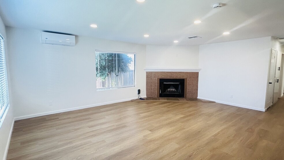 Building Photo - 2811 E 11th St