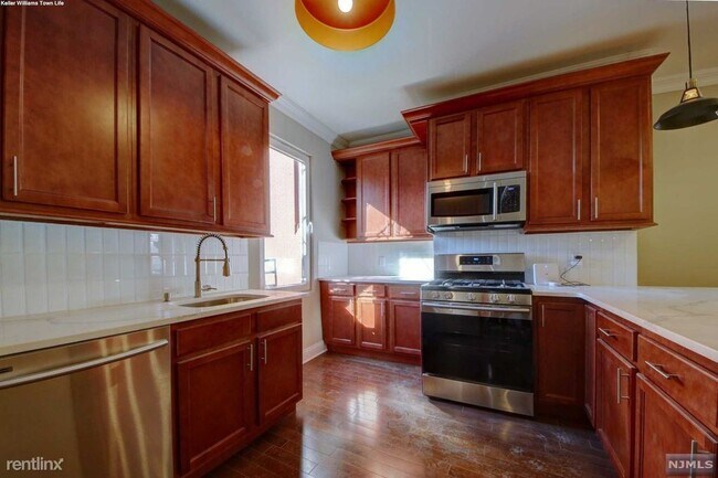 Building Photo - 2 br, 1 bath  - 763 Montgomery St