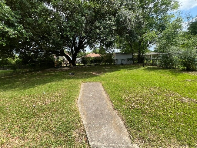 Building Photo - 3 Bedroom 1 bath Home for Lease