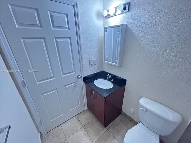 Building Photo - 2880 Pine Tree Dr