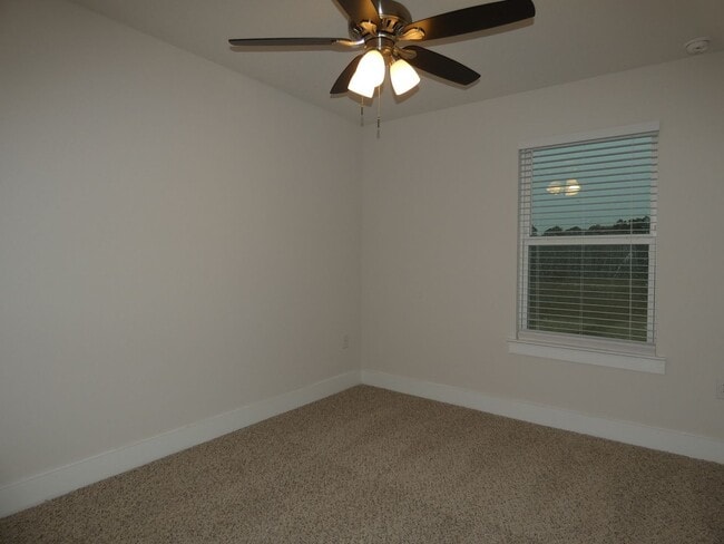 Building Photo - Stunning Townhome - End Unit
