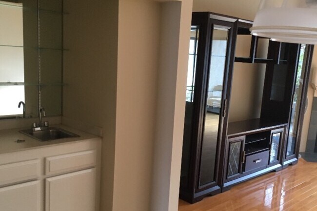 Living Room Wet Bar - 1882 Pandora Ave