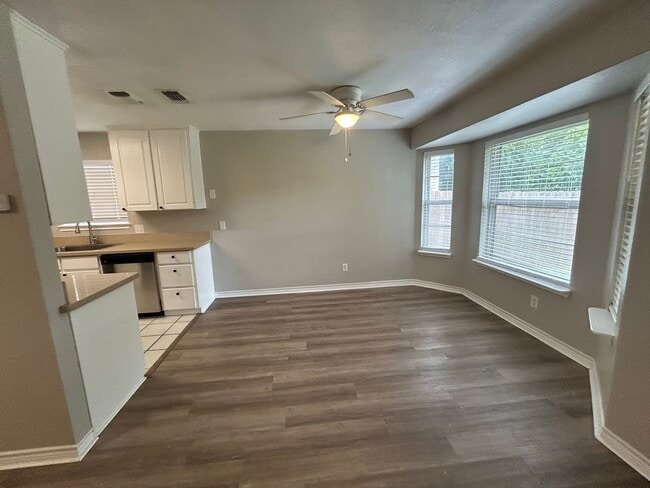 Building Photo - 1900 Sq Feet of Living Space