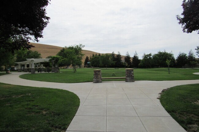 Building Photo - Gorgeous 5 Bed/4.5 Bath with Office in Perfect San Ramon Location