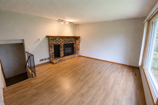 Building Photo - Updated 2br/1ba Townhome in Apple Valley