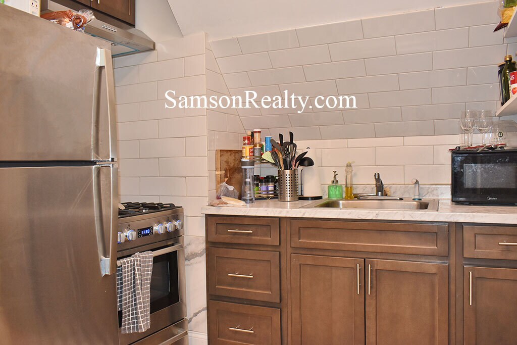 Building Photo - 351 Thayer St