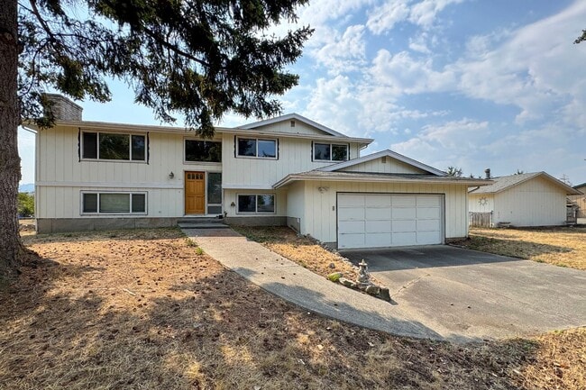 Building Photo - Large Home on Large Lot in Sequim