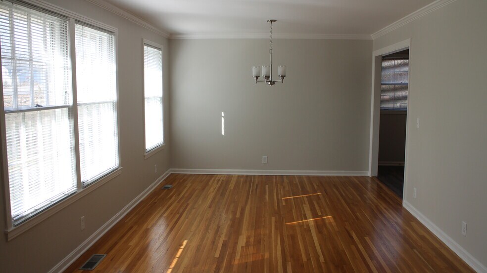 Living/dining room. - 2614 Edge O Lake Dr