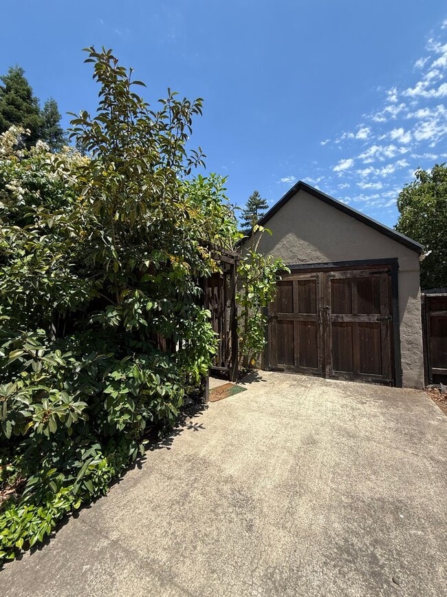 Building Photo - 2 Bedroom 1 Bathroom Updated Single Family...